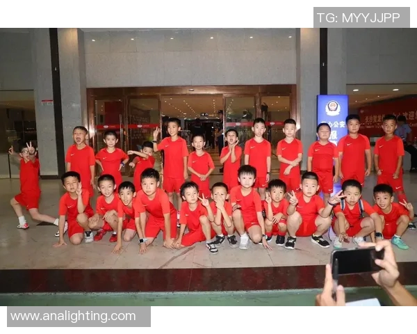 足球明星与孩子们的温馨瞬间共同见证梦想与希望的美好时刻