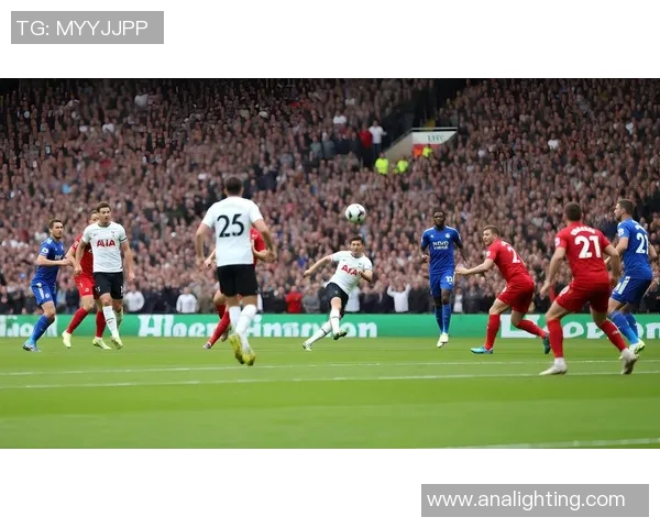 足球明星塔吉克男孩的成长故事与精彩瞬间分享